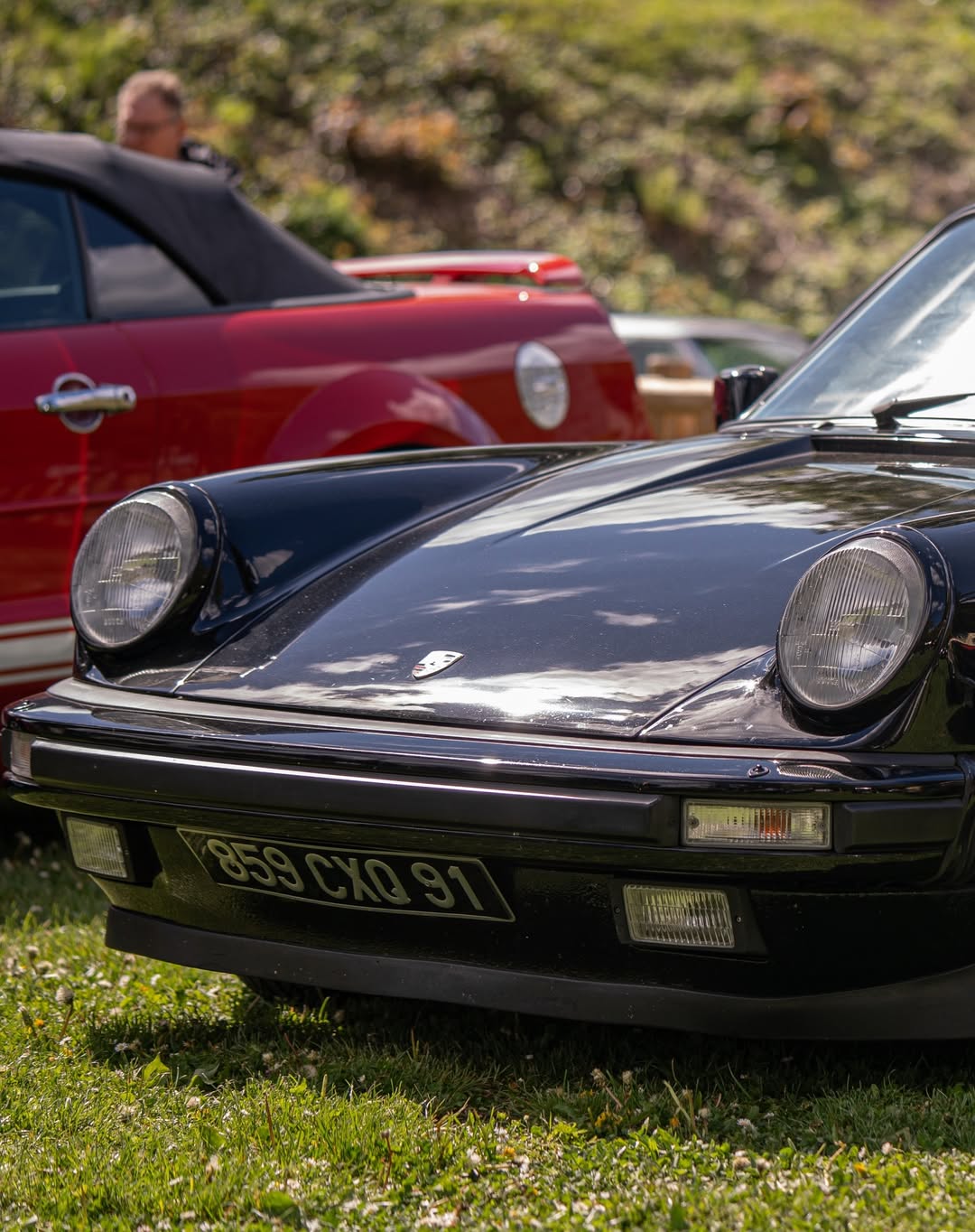 Porsche 911 noire vintage, vue de face