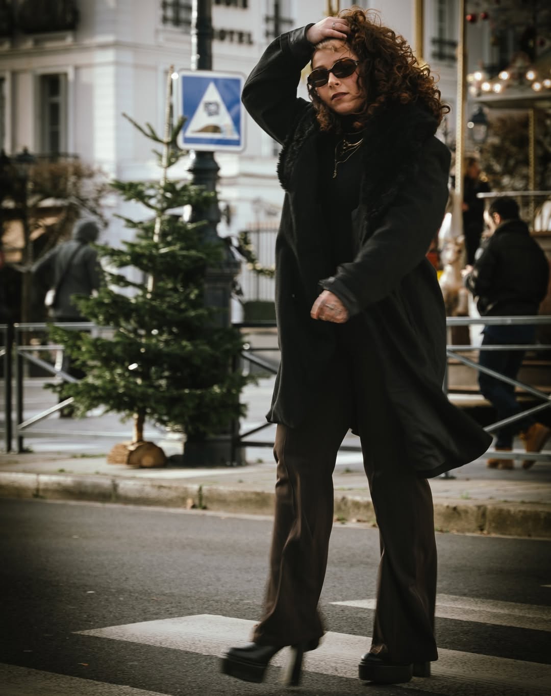 Portrait mode féminin en manteau noir, rue parisienne