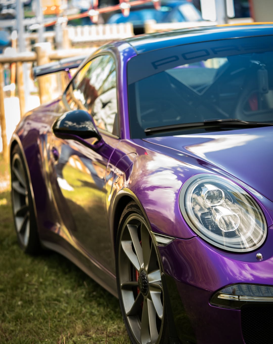 Porsche GT3 violette, trois-quarts avant