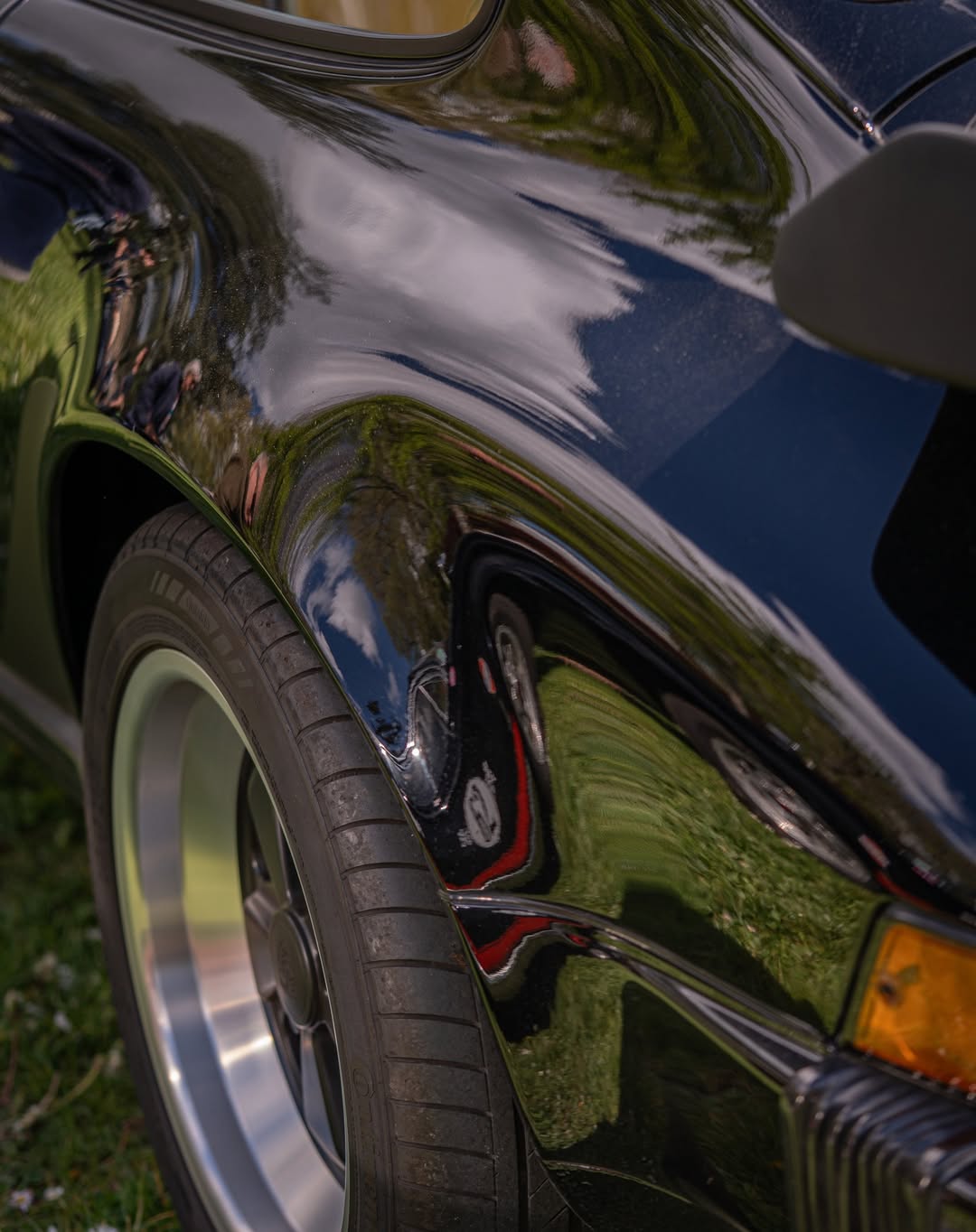 Détail aile Porsche 911 noire avec reflets