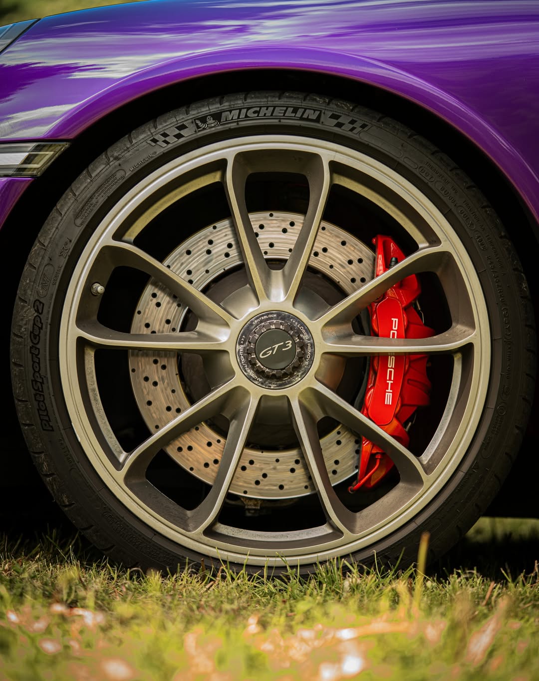 Détail jante GT3 et étrier de frein rouge Porsche